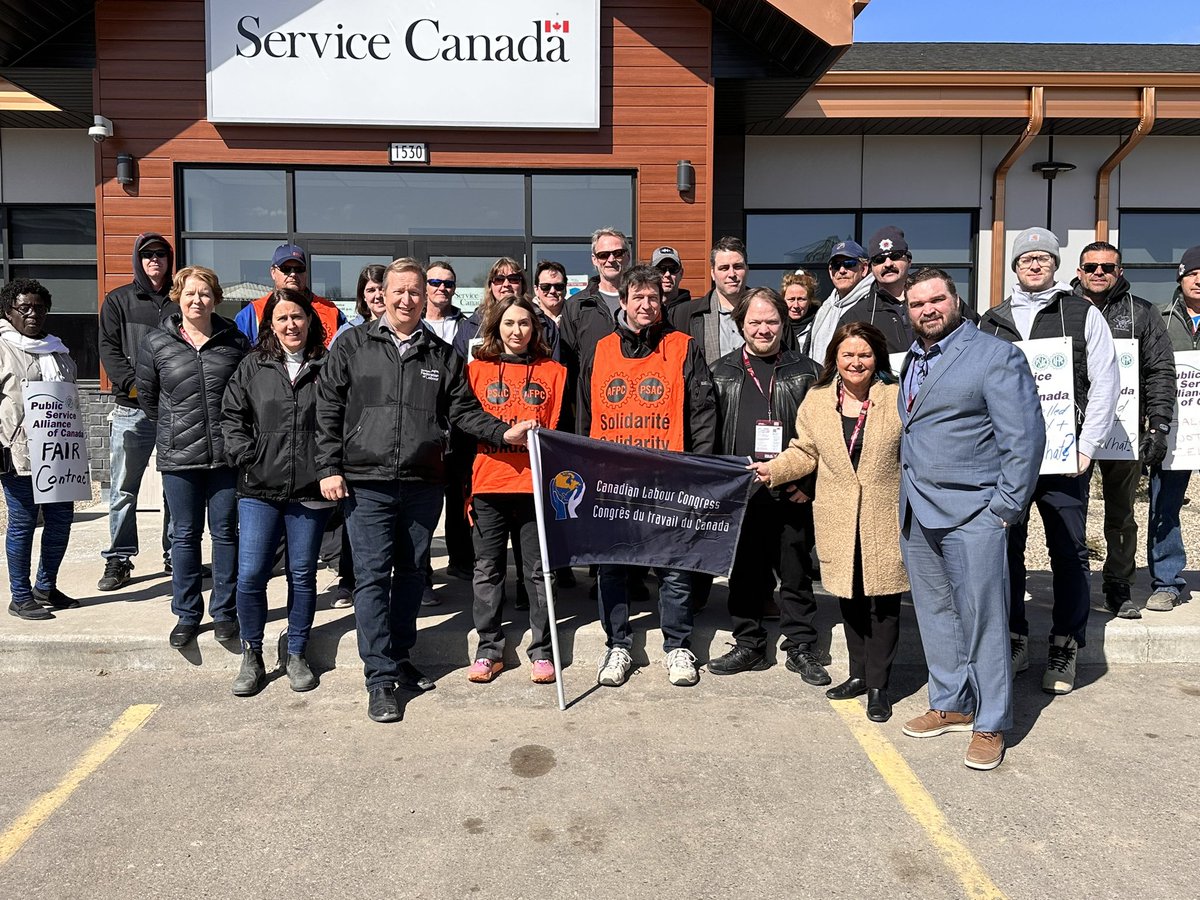 On behalf of <a href="/ManitobaNurses/">Manitoba Nurses</a> proud to join <a href="/psacprairies/">PSAC Prairie Region</a> <a href="/psac_afpc/">PSAC-AFPC</a> picket line w/ <a href="/MFLabour/">Manitoba Federation of Labour</a> <a href="/CanadianLabour/">Canadian Labour</a> <a href="/CFNU/">Canada's Nurses</a> <a href="/KevinRebeck/">Kevin Rebeck</a> <a href="/officiallybwood/">Bernie Wood</a> #WorkersCantWait