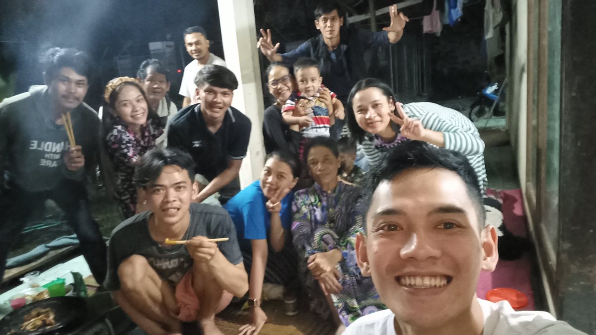 Alinyulianti27's tweet photo. Masyaallah tabarakallah taun 2023 firstime lebaran jd seorang istrii, dan firstime jg kumpul brg semua keluarga suami. NikmatMu sangat luar biasaaa yaallah https://t.co/aExc2YV7Yk