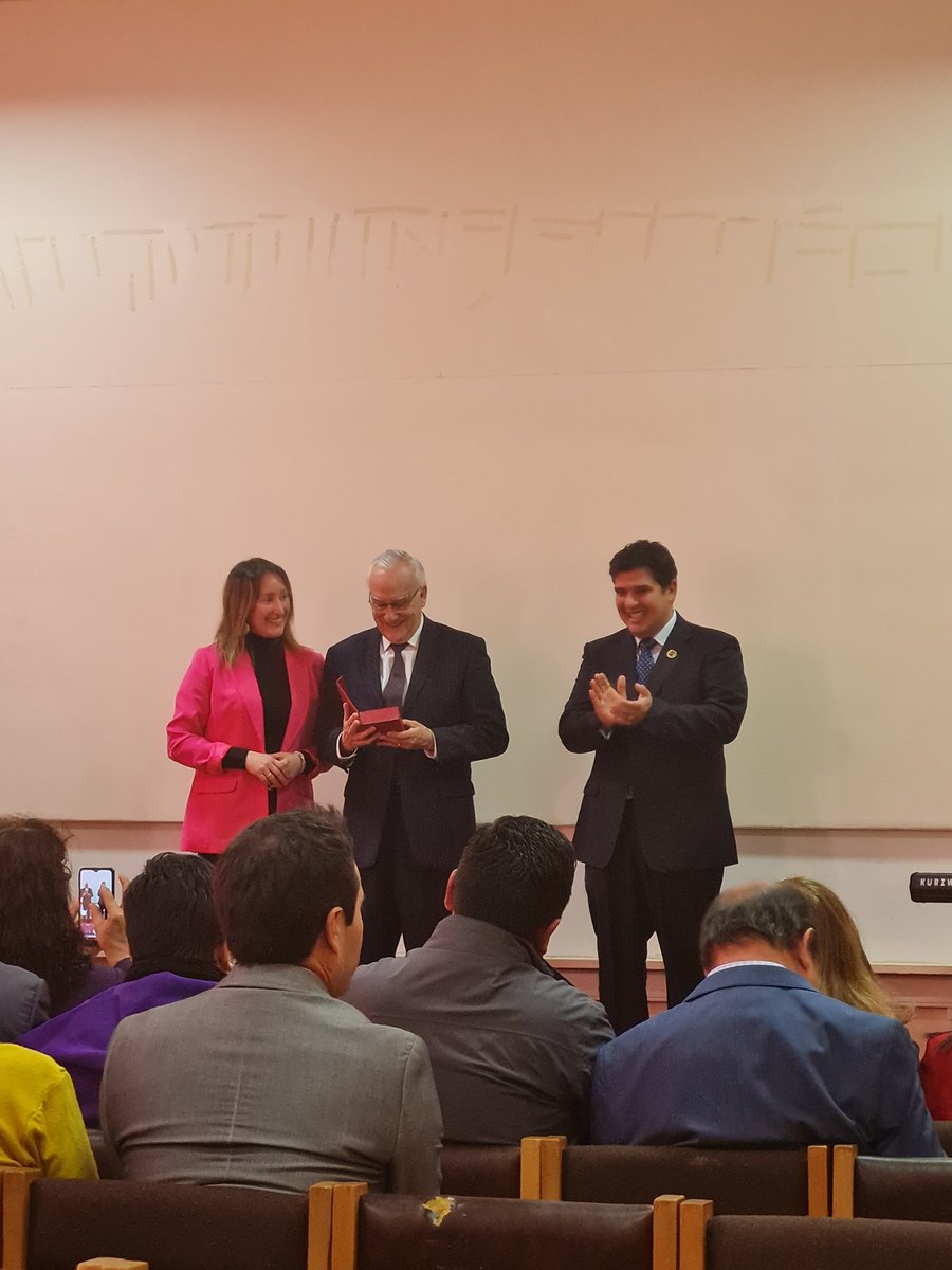 INSAT_VALD's tweet photo. Ayer empezamos nuestra semana de aniversario!! 2️⃣0️⃣ años‼️🥳🎉.Se realizó una pequeña ceremonia junto a nuestro primer Director, ex alumn@s, profesor@s y ex funcionari@s que trabajaron con nosotros a lo largo de estos años.  @daemvaldivia @Carla_Amtmann @seremieducrios https://t.co/ctdTTo7Et7