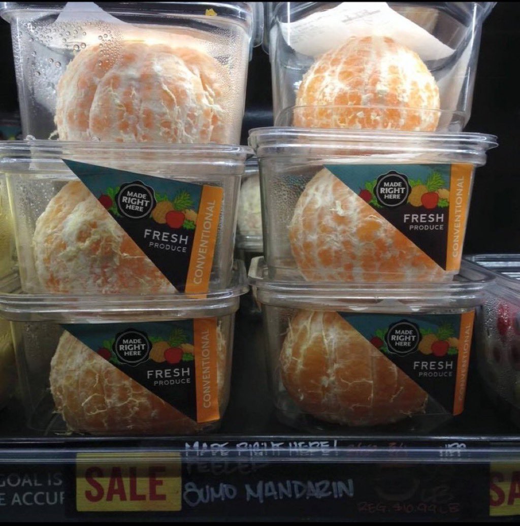 su_zapato's tweet photo. Aparte de lo aberrante que resulta quitar un envoltorio natural para poner otro artificial (contaminante) esta el tema de no ser capaces de pelar ni una mandarina.
Nadie regula a las empresas en su sed de idiotizarnos… https://t.co/MZNZUyWiV0