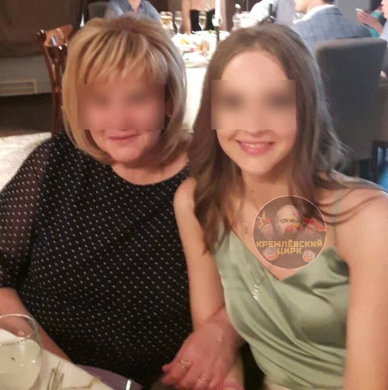 Lazikkkk's tweet photo. V Moskvě napsala místní obyvatelka udání na vlastní dceru (13) kvůli jejím názorům.

Taťána B. z Očakova-Matějevského se pohádala se svou dcerou kvůli válce: matka mluvila ve prospěch Ruské federace, dcera ve prospěch Ukrajiny. 

V důsledku toho se Taťána obrátila na policii a uvedla, že jí dcera tvrdila že prý rusové na Ukrajině zabíjí nevinné lidi. Dcera bude umístěna do výchovného zařízení do dosažení věku 18let, matka obdrží odměnu.