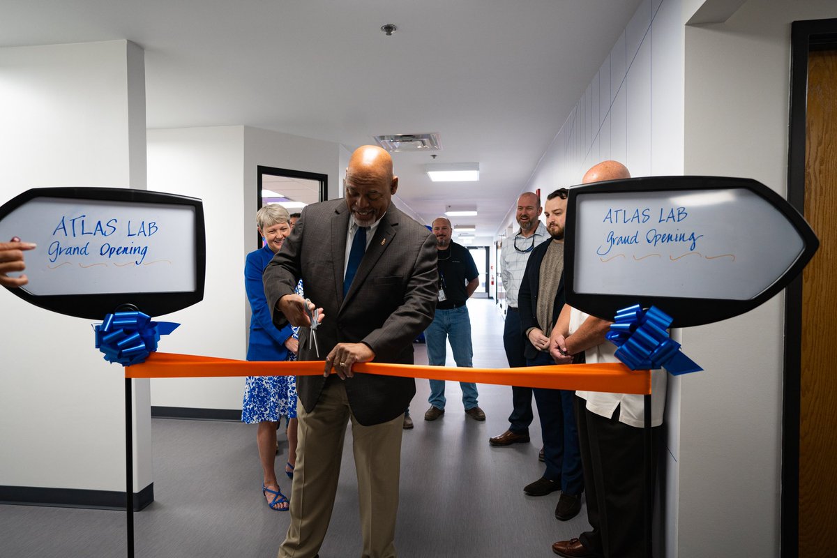 UFJSchool's tweet image. ICYMI: yesterday CJC hosted the grand opening of our new social listening lab. The Atlas Lab is a recognition that social media has become a primary channel for our civic and commercial dialogue, and a powerful communications platform in advertising, news and public relations.
