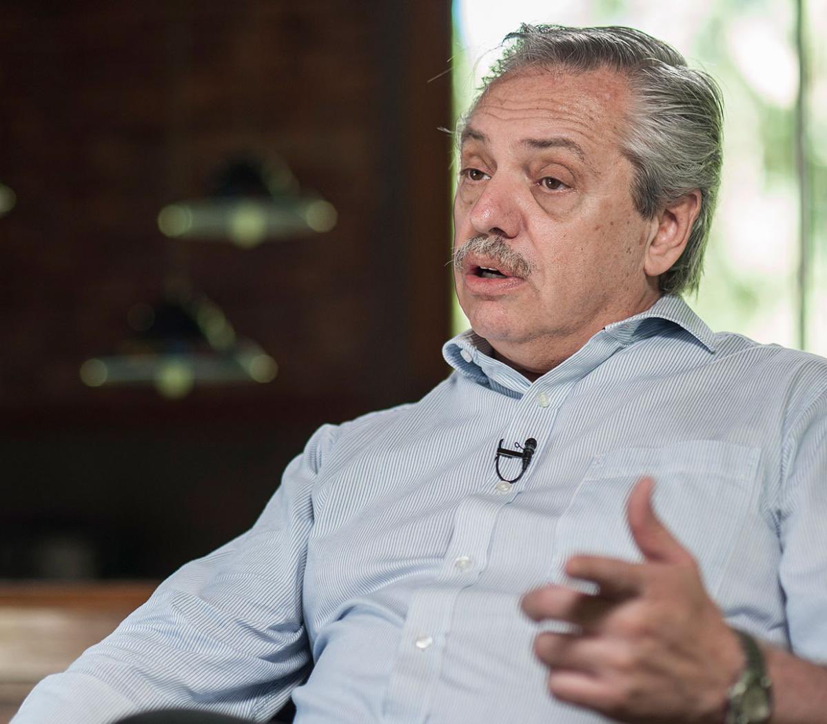LaCosmoRevista's tweet photo. [MEDIDAS] Para calmar a los mercados, Alberto Fernández anunció una entrevista con Fantino y la preparación de un bizcochuelo con Paulina Cocina. https://t.co/PxkfZnKN5S
