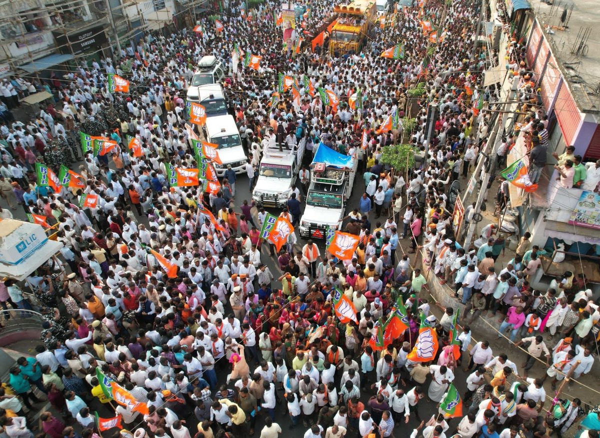 ShobhaBJP's tweet photo. Karnataka braces for the BJP's surge.  

Sri @AmitShah Ji's roadshow takes Karnataka by storm and sets the tone for BJP's victory.
#BJPWinningKarnataka 
#BJPYeBharavase https://t.co/0J7hahdZbU
