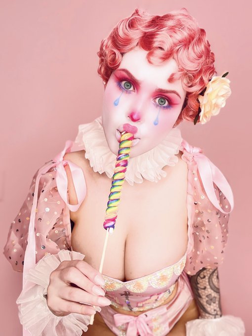 I heard it’s good luck to retweet a sex worker on her Birthday.

Plus, celebratory clown tits!🤡🎉 https://t