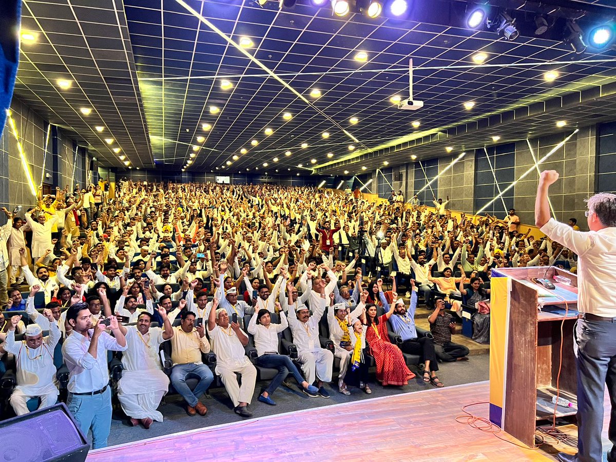 SandeepPathak04's tweet photo. 'आप' राजस्थान के नवनियुक्त  पदाधिकारियों ने कांग्रेस-भाजपा की गंदी राजनीति को उखाड़ फेंकने का आज संकल्प लिया। राजस्थान की जनता इस चुनाव में केजरीवाल को एक मौका देने जा रही है। हमारे कार्यकर्ता राजस्थान के हर गाँव और कस्बे में बदलाव की लहर लेकर जायेंगे। https://t.co/24vqwqZTT0