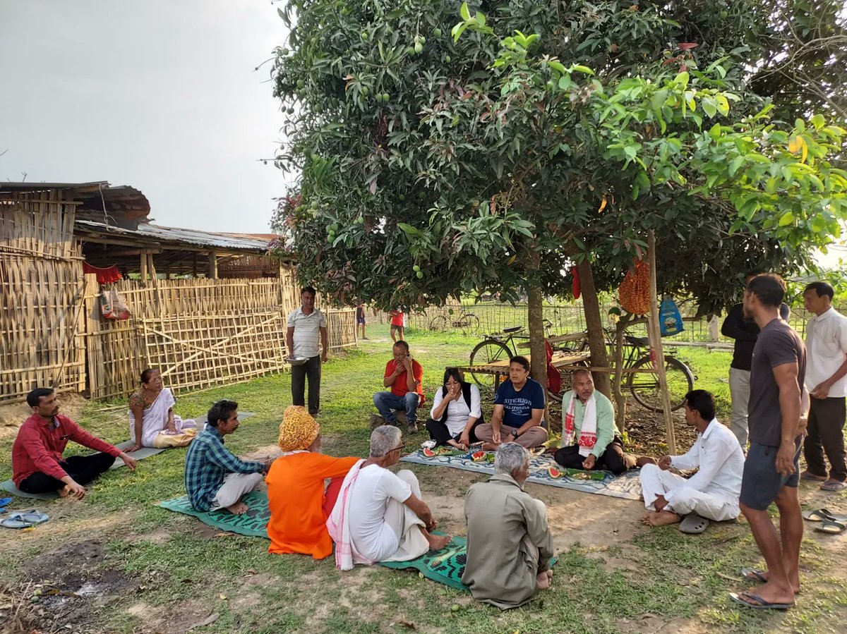 riturajphukan's tweet image. The best decisions are made in the field, under a tree with the collective wisdom of several generations &amp;amp; the Forest Man of India himself. @payeng_jadav @tcrpindia @OurPlanetToo @Climate_INTL  #AmarnathMandirNursery  #LeadOnClimate  #forestmanfoundation #millionmoretrees