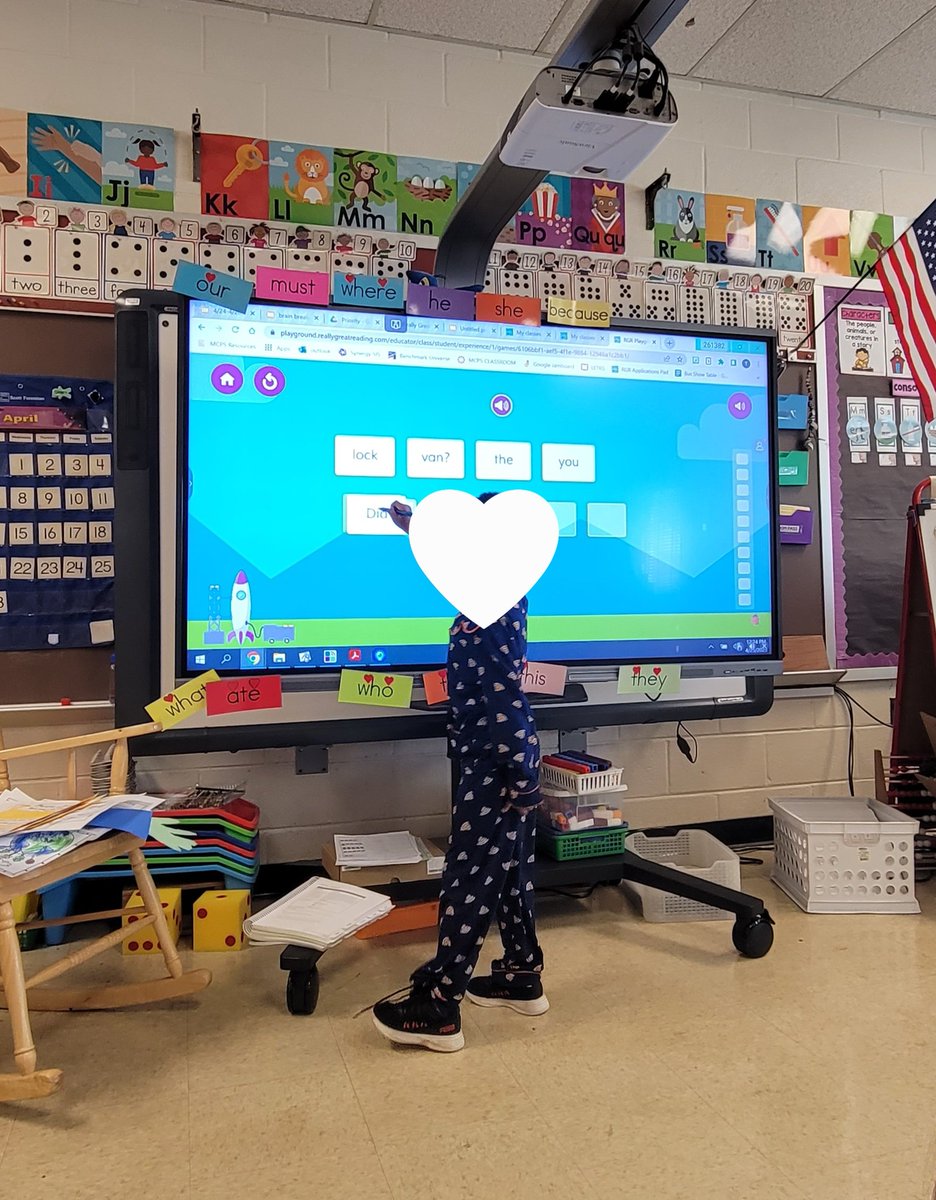 EEDB42's tweet photo. Kindergarten friends putting together sentences!! Literacy scholars at work here!! @JBradbard @ElemELA_Sup https://t.co/su2lJe6JZF