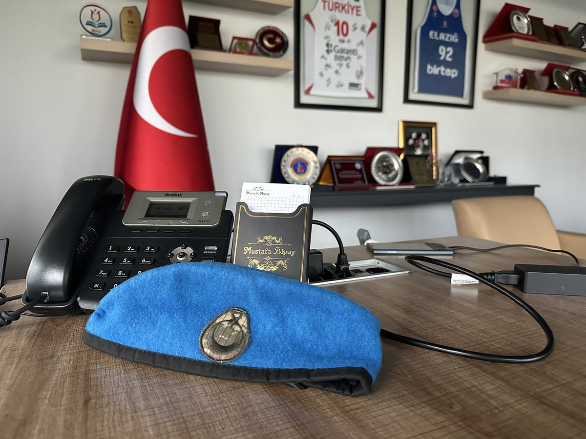 Uzman Çavuşlarımızın haklı mesleki güvence talepleri için onlarla birlikte omuz omuza bu mücadeleyi sürdürmeye kararlıyız. 
Bana kep’ini göndererek onure eden kahramanlara selam olsun!
Kahramanlar 926 Sayılı TSK Personel kanununa tabi olmalıdırlar. 
#HerkeseKadroVarUzmÇvşaYokmu