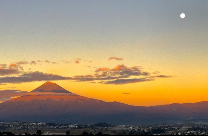 KendigTony's tweet photo. @KendigTony my view from one of my apartments in #Puebla #Mexico 
#Retired No más trabajo, solo juego todo el día y la noche. https://t.co/uDgy7YFebI