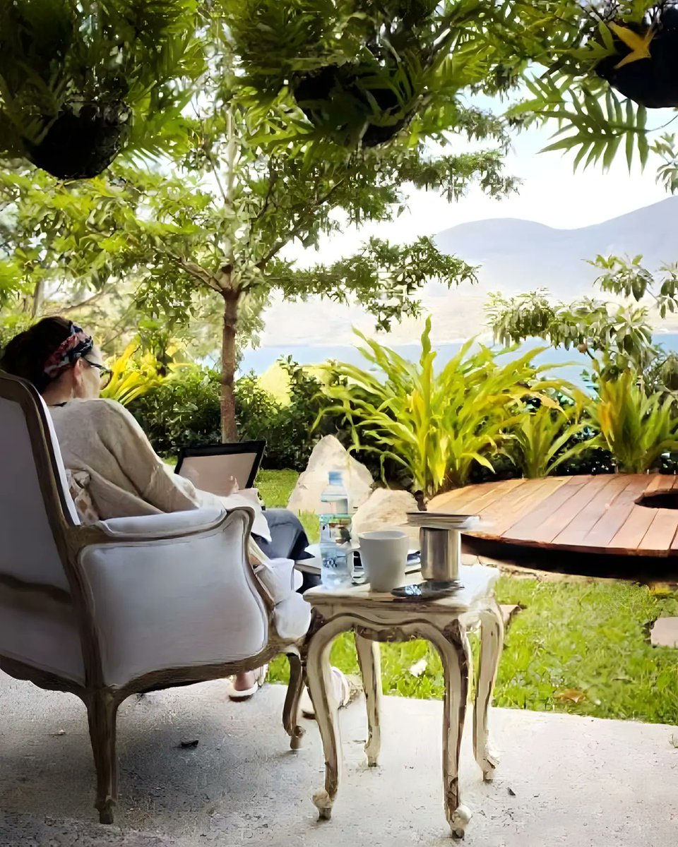 jmo_fan_'s tweet photo. 🌍 For the #EarthDay we find some of our favorite #EarthScape photos Jen took at El Salvador

@jenmorrisonlive &amp; @gerardocelasco in El Salvador on January 2020 

"#MorningRoutine no matter what 💛.
Already missing this... #ElSalvador" ~ JMo https://t.co/6xmBI1PYb5