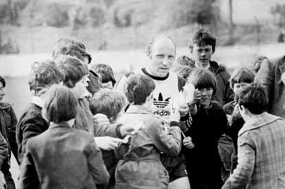 HisTOOORie's tweet photo. Seller trat auf Bitten seines Arbeitgebers an und dachte es sei ein Freundschaftsspiel, doch Cork setzte den Stürmer mit Ausnahmegenehmigung gegen die @ShamrockRovers ein. So spielte „Uns Uwe“ im Alter von 41 Jahren 6 Jahre nach Karriereende doch noch für einen anderen Verein. https://t.co/a1eBDXwyQn