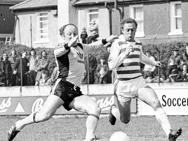 HisTOOORie's tweet photo. Seller trat auf Bitten seines Arbeitgebers an und dachte es sei ein Freundschaftsspiel, doch Cork setzte den Stürmer mit Ausnahmegenehmigung gegen die @ShamrockRovers ein. So spielte „Uns Uwe“ im Alter von 41 Jahren 6 Jahre nach Karriereende doch noch für einen anderen Verein. https://t.co/a1eBDXwyQn