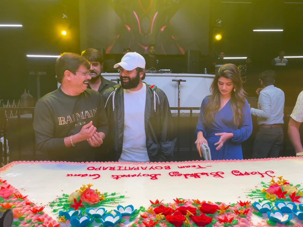 TeamRaPo's tweet photo. Our Ustaad @ramsayz at Blockbuster ‘Mass’ Director #BoyapatiSreenu Gaaru’s Birthday !! Along with @Sreeleela14 &amp; Other Cast &amp; Crew of #BoyapatiRAPO 🔥🔥

#HBDBoyapatiSreenu https://t.co/AMvOU5myLI