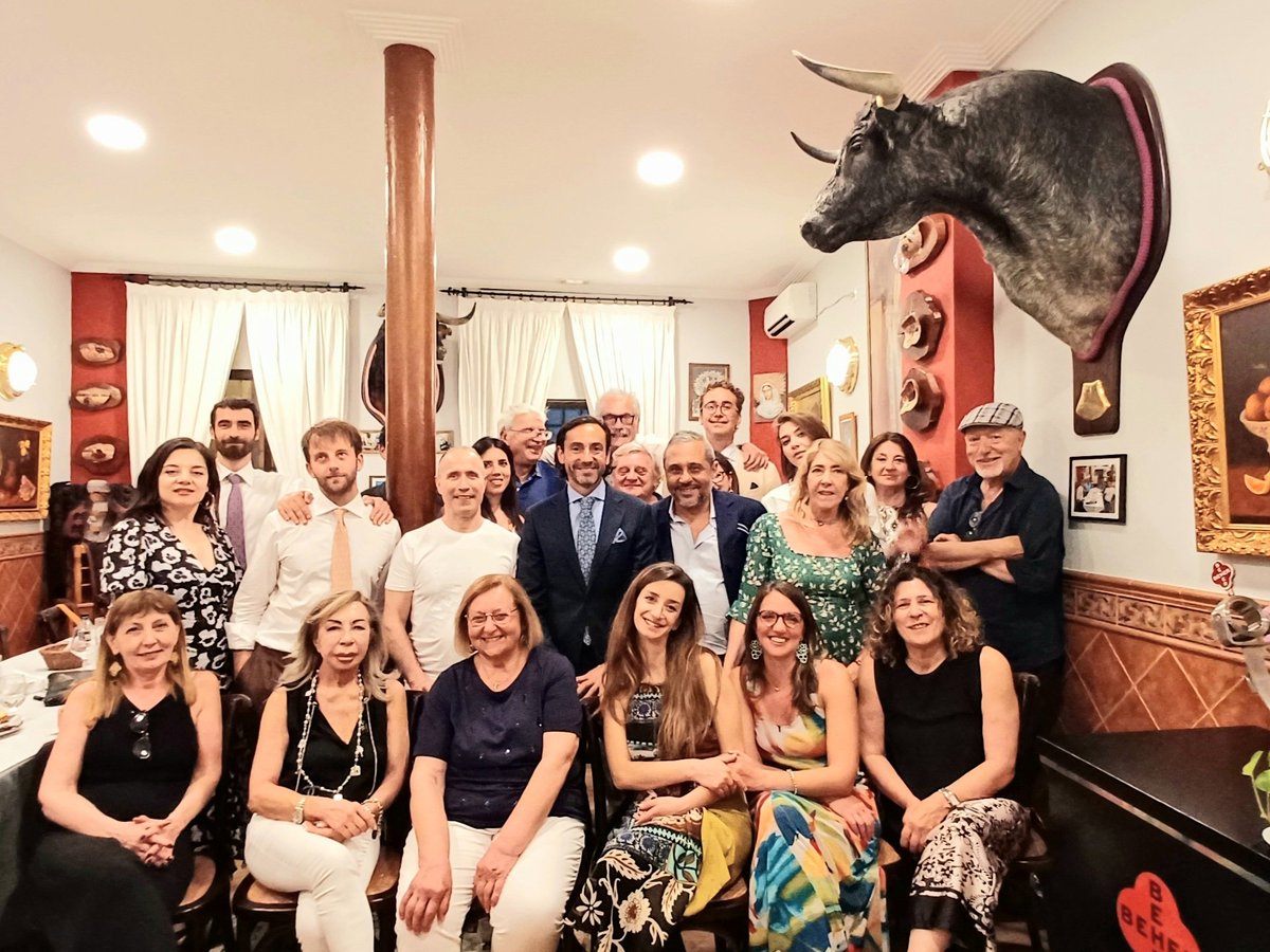 TaurinoItaliano's tweet photo. Momentos inolvidables en Sevilla con #DavidCasas y los aficionados del Club Taurino Italiano #Aficiòn internacional @mundotoro.tv https://t.co/ulFK1SKRGs