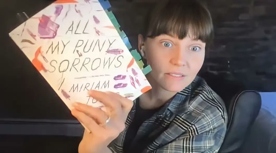 jmo_fan_'s tweet photo. ๐ For the #WorldBookDay we find @jenmorrisonlive during #A3cReads season 1 interview on @Apartment3C YouTube channel
With :
โข "All My Puny Sorrows"
โข "The Thousand Crimes of Ming Tsu"
โข "Filthy Animals"
โข "The Hare"
๐๐ป Please Credit https://t.co/9Yh8vqbCtZ