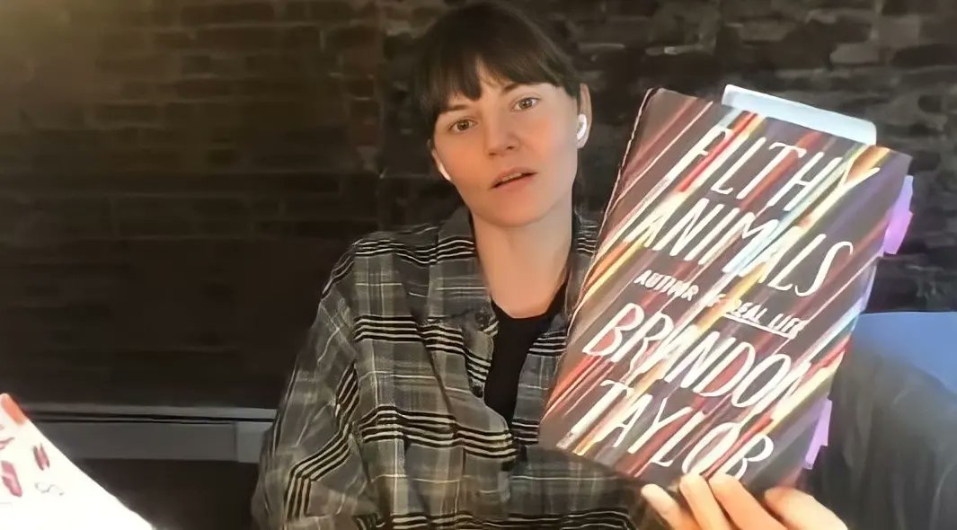 jmo_fan_'s tweet photo. ๐ For the #WorldBookDay we find @jenmorrisonlive during #A3cReads season 1 interview on @Apartment3C YouTube channel
With :
โข "All My Puny Sorrows"
โข "The Thousand Crimes of Ming Tsu"
โข "Filthy Animals"
โข "The Hare"
๐๐ป Please Credit https://t.co/9Yh8vqbCtZ
