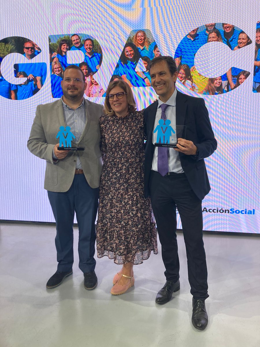 AcostaSocial's tweet photo. Acompañar a Héctor y Manu a recoger su merecido reconocimiento por su compromiso, ha sido un honor.  Hasta 80 proyectos apoyados por @caixabank en la iniciativa #PlantatuProyecto 2022.
Sus historias de vida nos emocionaron a todos.
#CABKAcciónSocial
@VoluntCABK https://t.co/lLF0ZkB4qa