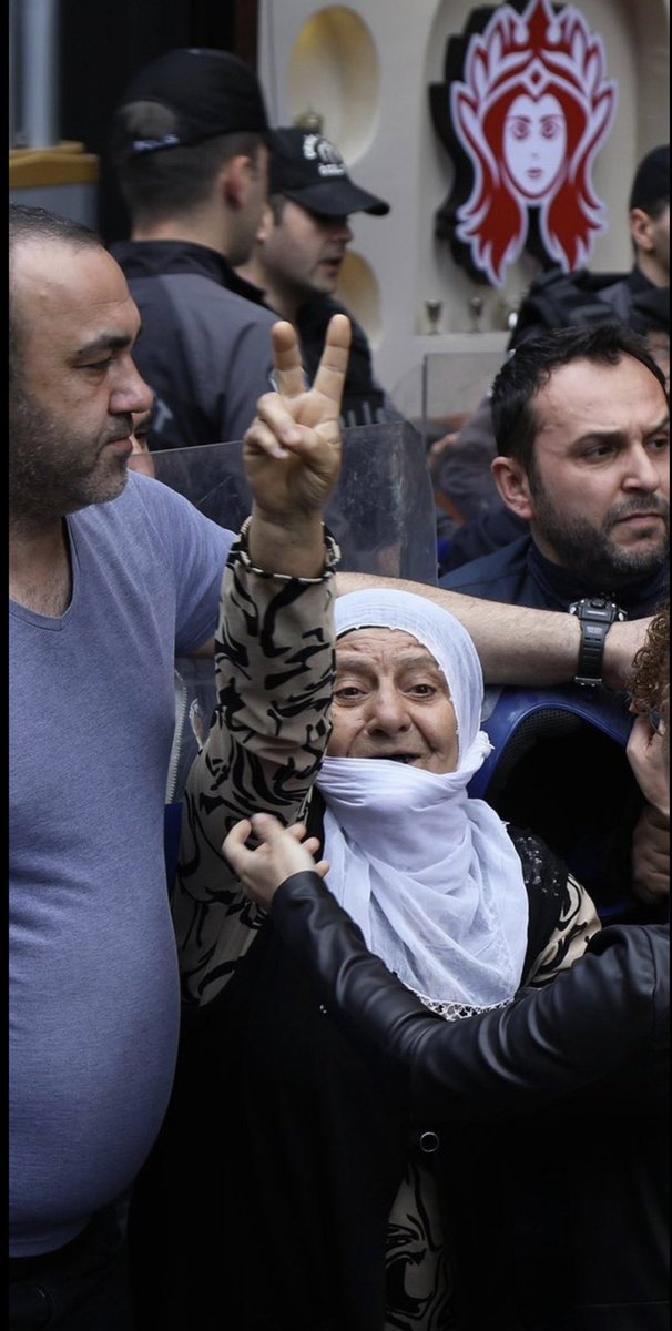 Şu kareye iyi bakın. Özgürlüğe inanmış bir halkı GÖZALTI VE SİYASİ REHİNELERLE KORKUTAMAZSINIZ...

Bu halk size gerekli cevabı 14 Mayıs'ta verecektir.

#YesilSolParti