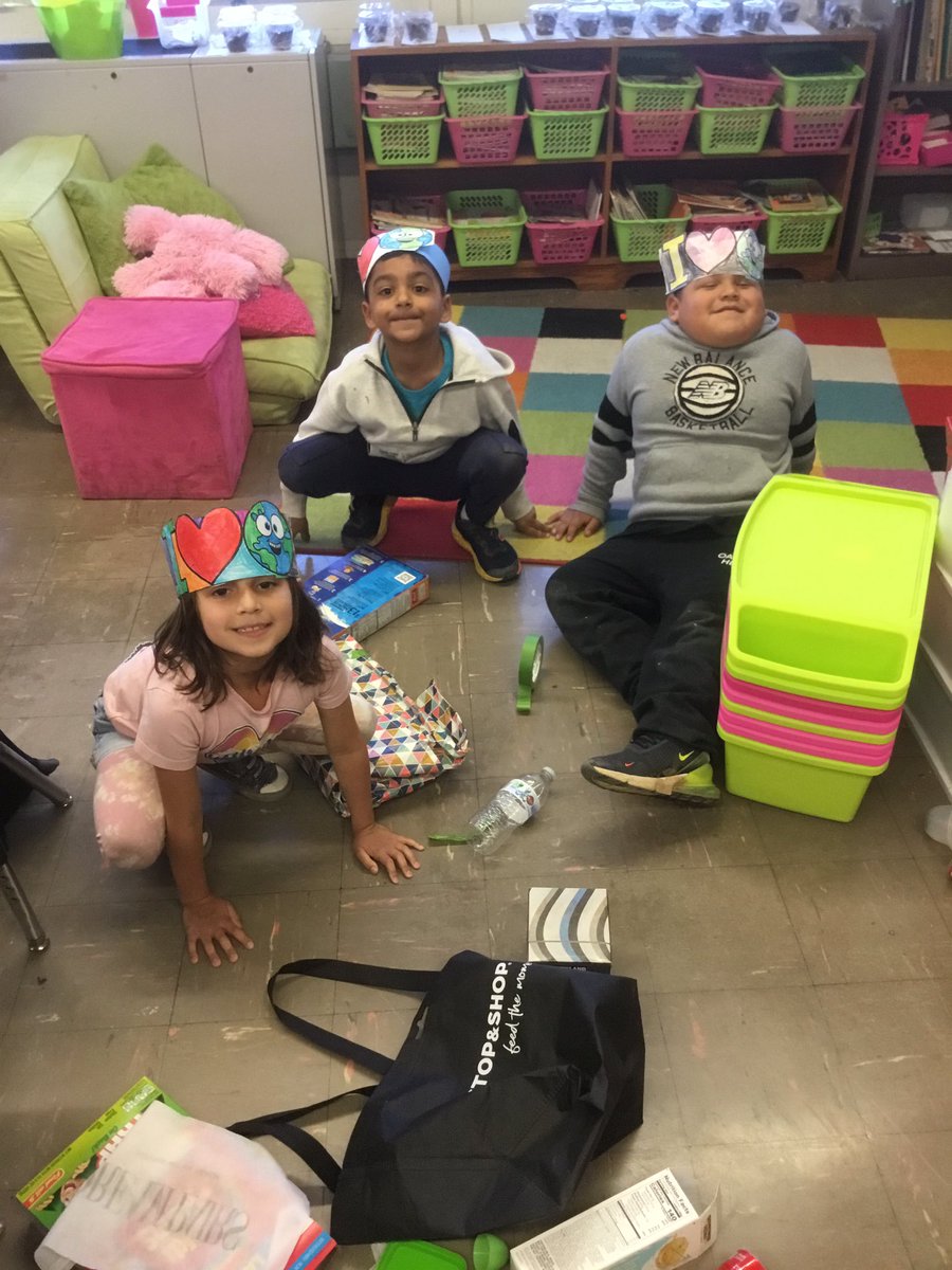 FeehanORH21's tweet image. Recycled Robot building has begun!🌎💚 @ORHEagles21 #WeHelpChildren #makingitfun