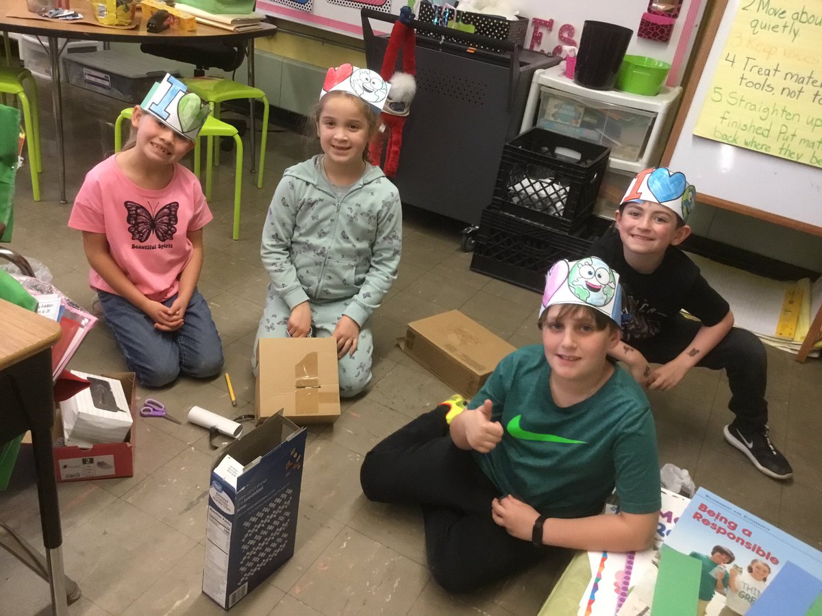 FeehanORH21's tweet image. Recycled Robot building has begun!🌎💚 @ORHEagles21 #WeHelpChildren #makingitfun