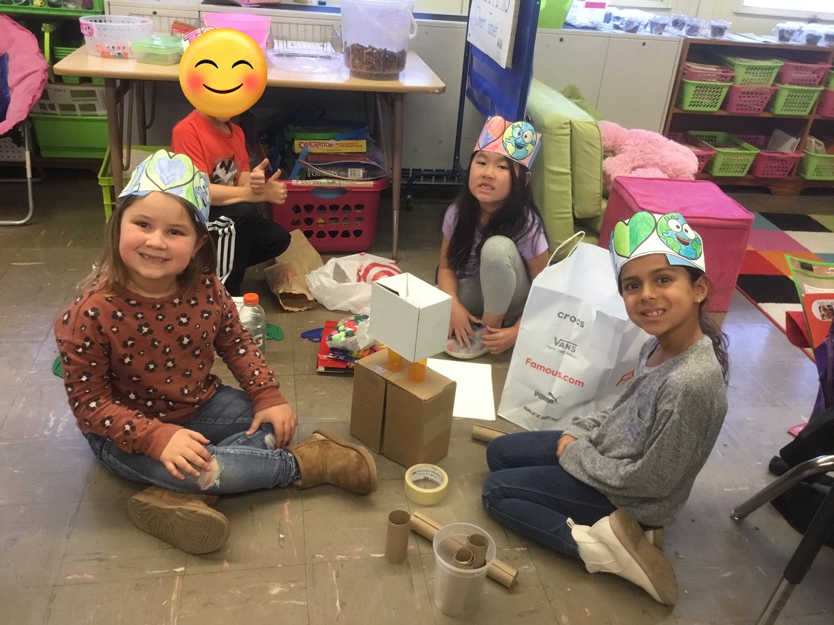 FeehanORH21's tweet image. Recycled Robot building has begun!🌎💚 @ORHEagles21 #WeHelpChildren #makingitfun