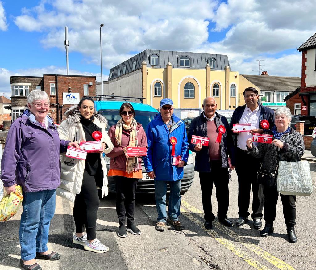 ' Strong people stand up for themselves, stronger people stand up for others '

Out Canvassing & speaking to the residents in Luton Labour Biscot Ward, 

Nice to see the warmth & support from the locals, #TeamLabour 

#labourdoorstep #VoteLabour #buildingabetterfutureforluton