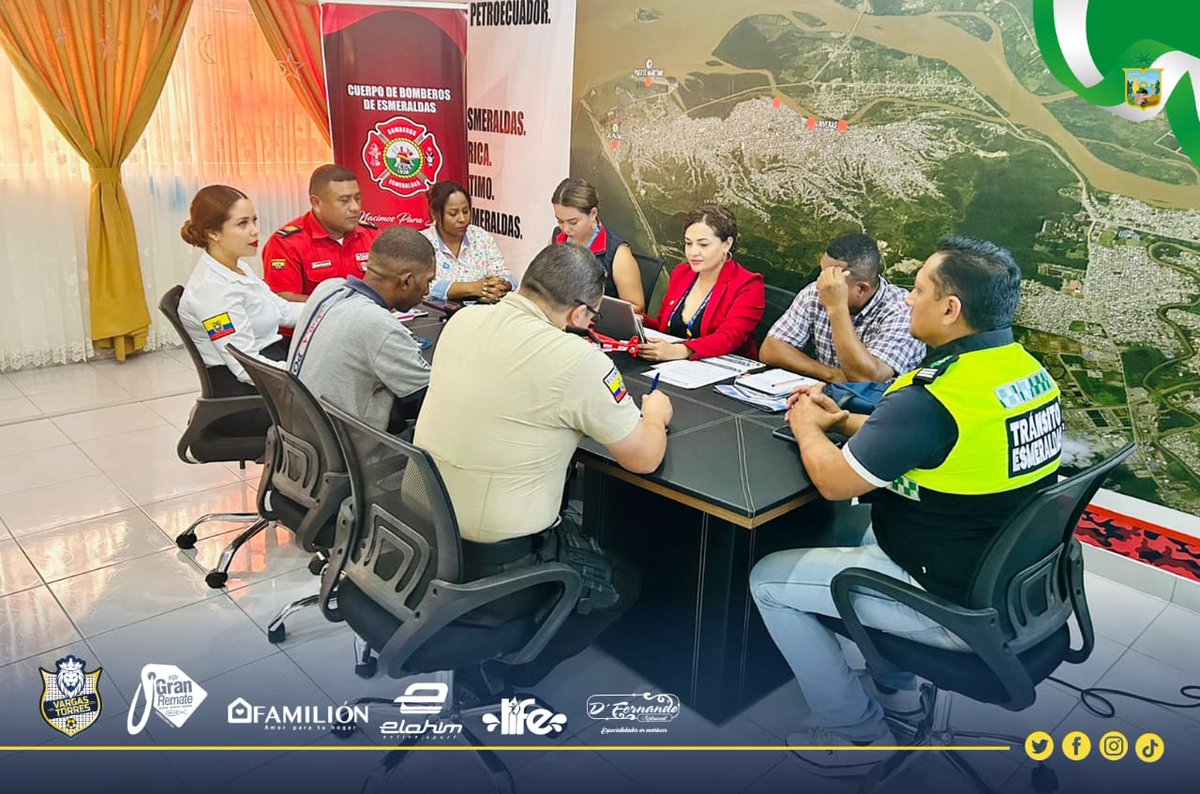 VargasTorresEC's tweet photo. Mesa de seguridad con autoridades de control y seguridad de Esmeraldas, Comisario y Oficiales de LigaPro, para el partido el día de mañana miércoles 26 de abril del 2023. @LigaProEC @Chacaritas_CP
#SalimosVargasTorres
 #LaGloriaEsDeCristo
 #ElEquipoDeEsmeraldas
#SeguimosCreciendo https://t.co/ThQAsfGlza