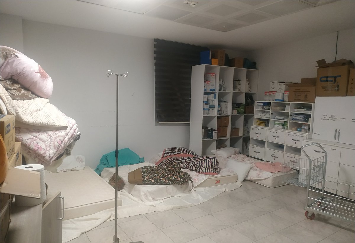 Evlerimiz yıkıldı eşlerimizden ayrıyız çok zor şartlarda çalışıp konaklamaya çalışıyoruz. Eğer bu konaklama yeri vicdanınıza sığıyorsa gelin hep beraber kalıp sırt sırta çalışalım. 
#depremzedesaglikci3aydırtayinbekliyor