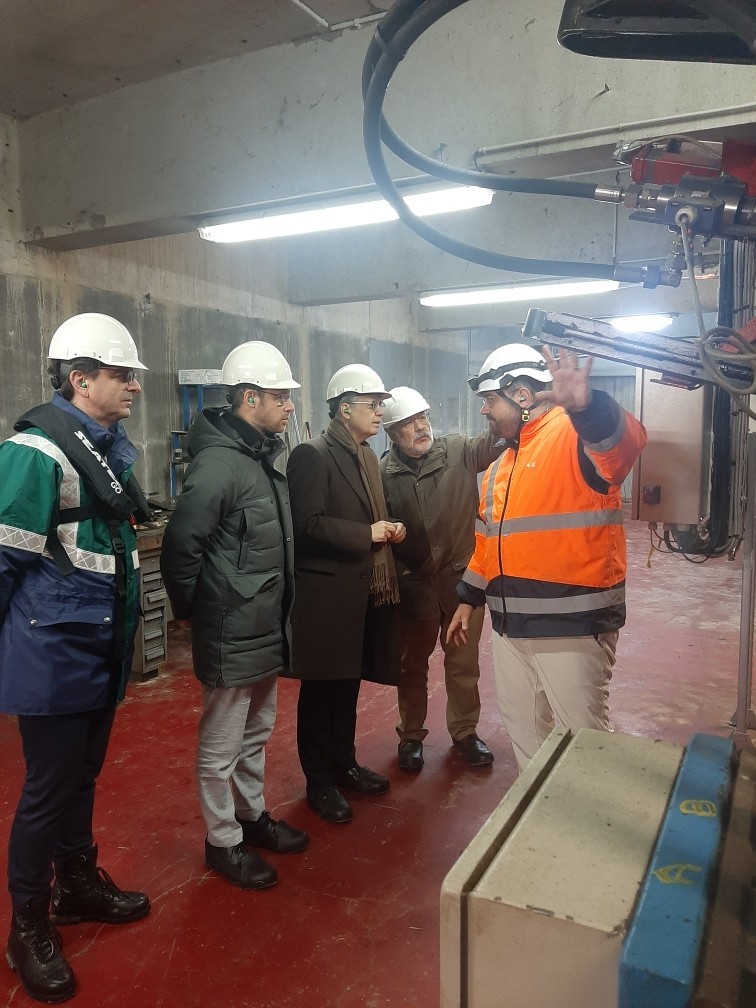 Prefet77's tweet photo. Visite du site @vnf_officiel #chartrettes avec #CompagnienationaleduRhône en amont de la #Seine après rénovation d'une écluse grâce à cofinancement de fonds européens.
🔹Visite également de la #centralehydraulique d'une puissance de 2,7 MW https://t.co/cYg8JfbUrY