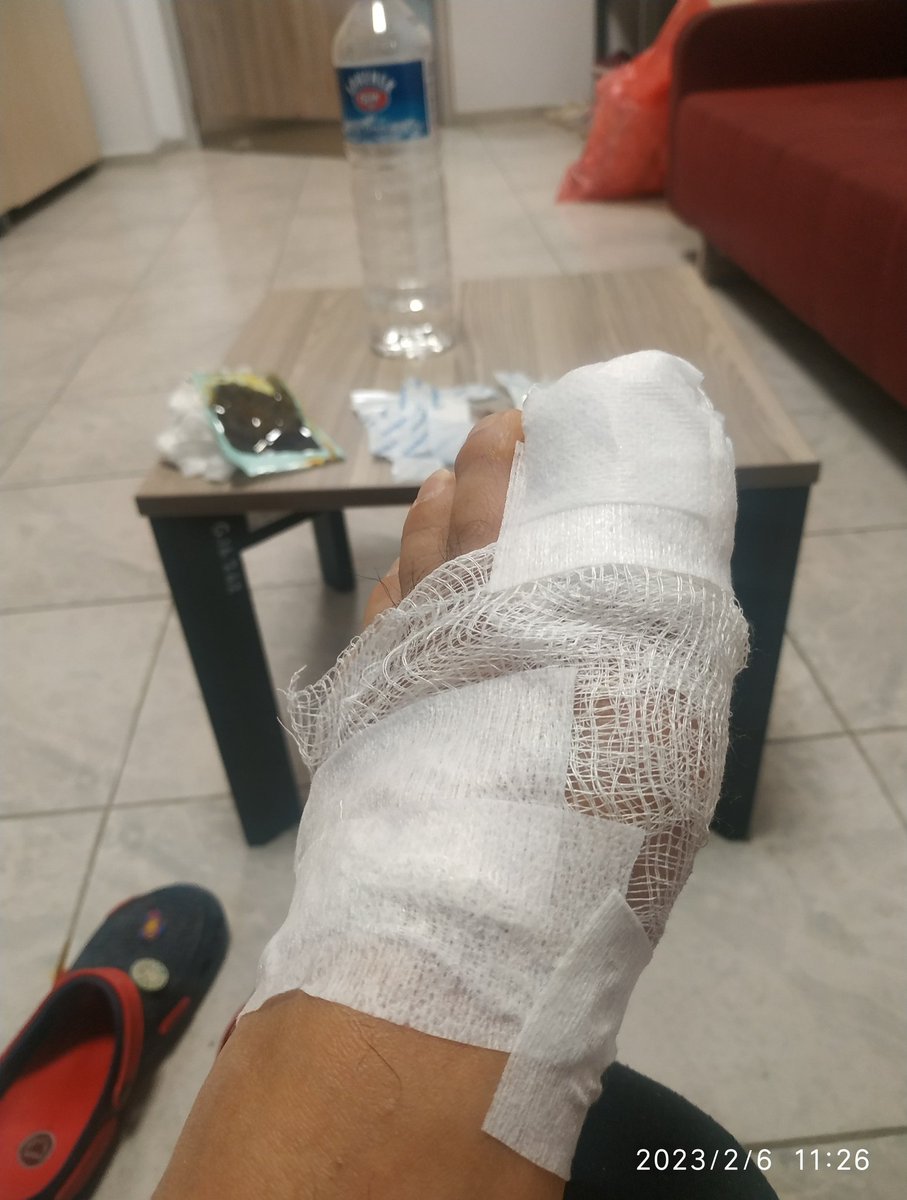 IsbilenEren's tweet photo. Depremde yaranlamamıza rağmen var gücümüzle herkesi iyi etmeye çalıştık. Her şeyin normale dönmeye başladığı şu dönemlerde bizler unutulduk. 
#depremzedesaglikci3aydırtayinbekliyor https://t.co/DSmub5EuZb