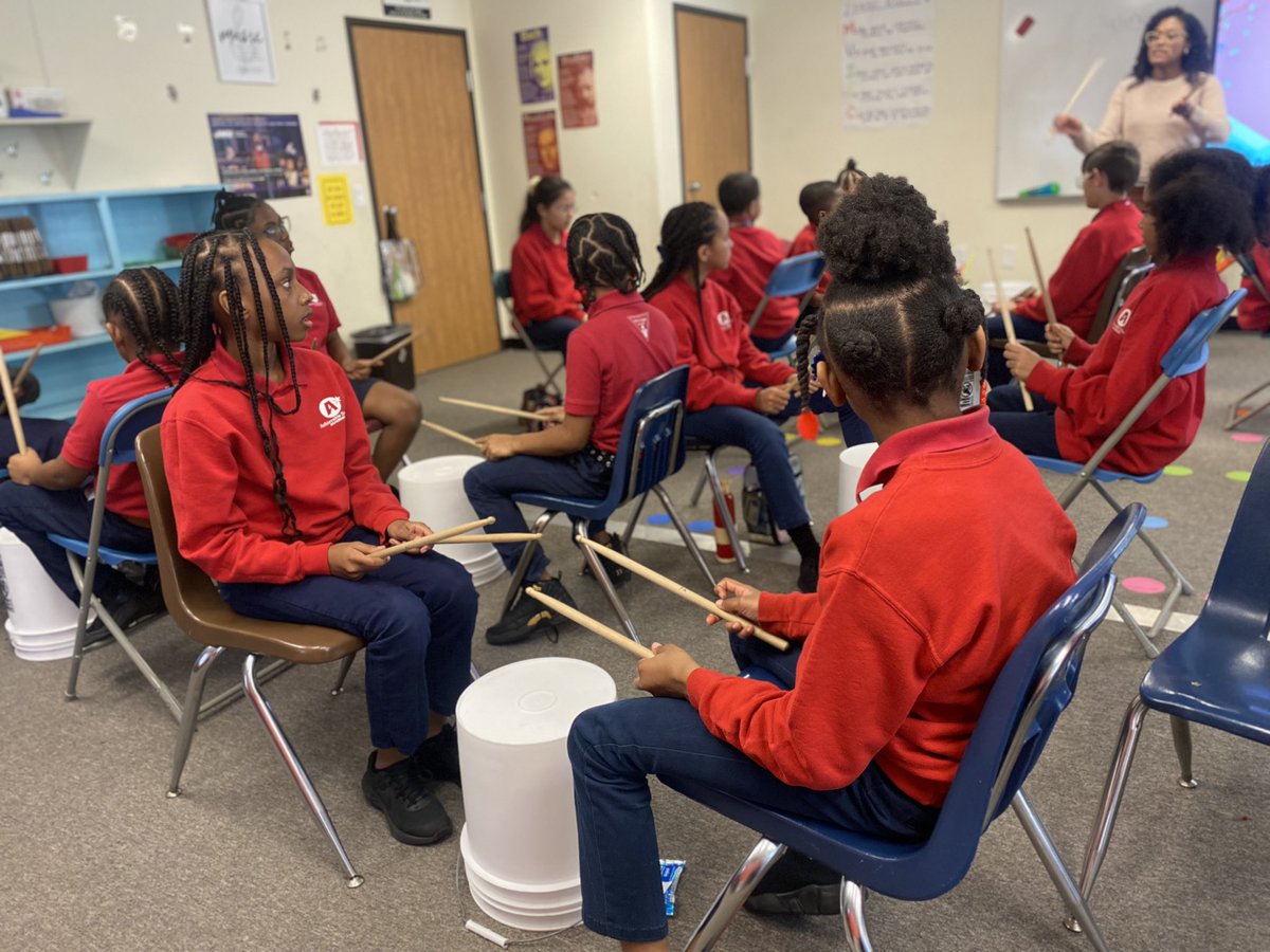 AADreamAcademy's tweet image. Drop the beat 🥁 Drumming in Ms. Saldivar’s class! #AADAinAction #NNPSArts
