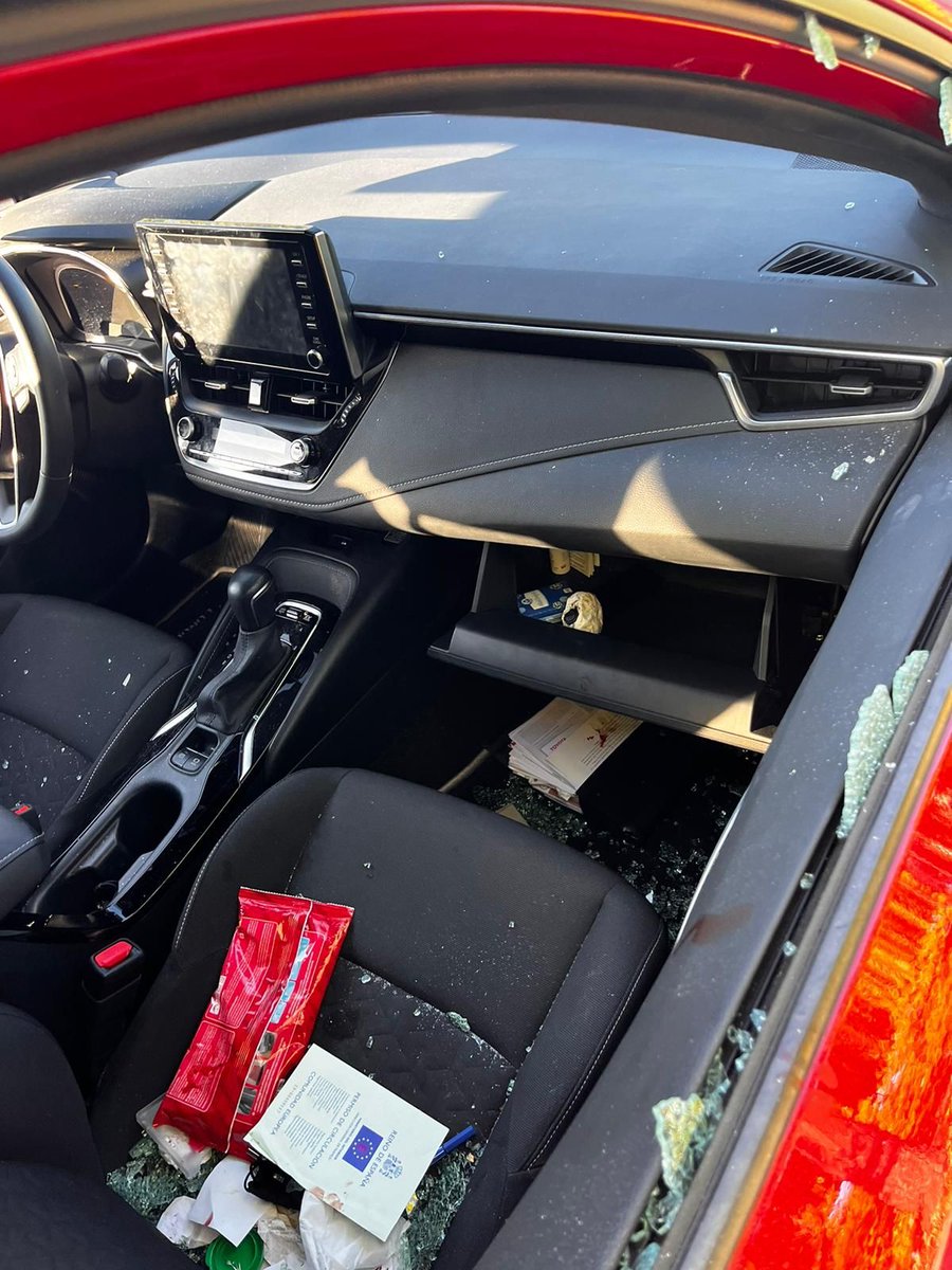 La noche del domingo le han destrozado y robado en el coche a <a href="/nupizarrocas/">Nuria Pizarro</a> en la carretera de Móstoles, a la altura de la estación de las Retamas, en Alcorcón, por si alguien vio o sabe algo: