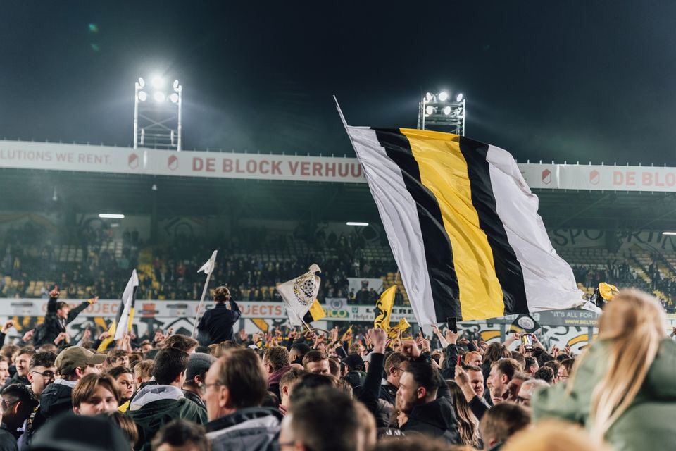 🏆🔥 Bijna 6.000 toeschouwers in 2e Nationale, wow. Jullie zijn de beste fans! 🤍🖤💛