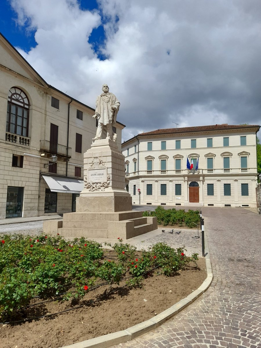 We are making this short trip to Vicenza in honour of my father who died unexpectedly a year ago today. Cin cin papa! Here's to you kidda! Here's to the memory of you and all those special holidays we had together in Italy since we were molto giovani/giovane!!!! Ciao ciao!!