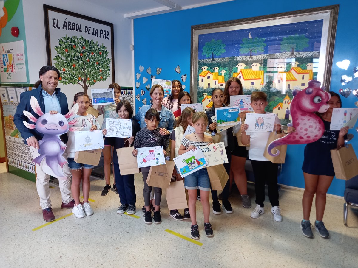 Entrega de premios a los dibujos ganadores del concurso de #gestagua "Descubriendo los villanos del agua". Esta actividad ha permitido al alumnado de Primaria tomar conciencia de la importancia del medio ambiente y del cuidado del agua.