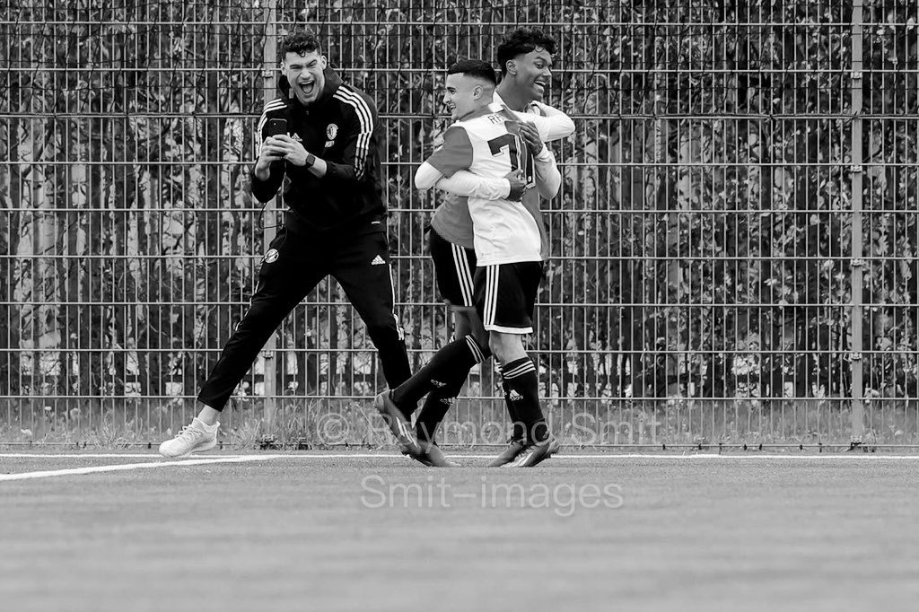 Robin_J2K's tweet photo. “𝐎𝐟 𝐢𝐤 𝐦𝐞𝐞𝐥𝐞𝐞𝐟 𝐦𝐞𝐭 𝐝𝐞 𝐛𝐨𝐲𝐬?”
@Feyenoord ♥️

#FeyenoordO21 https://t.co/Hem9f4q6Rk