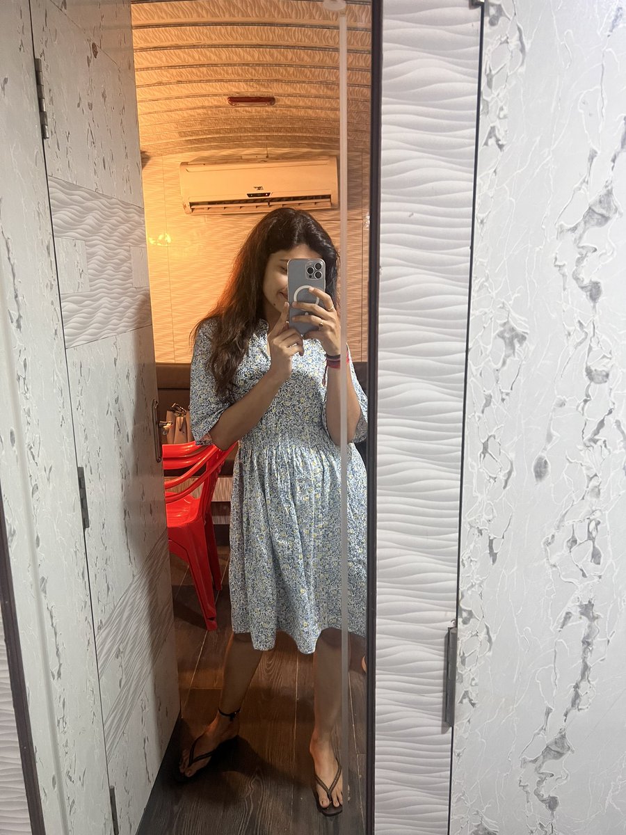 ChitraShuklaOff's tweet image. Vanity mirror is the best to click mirror selfie. #chitrashukla