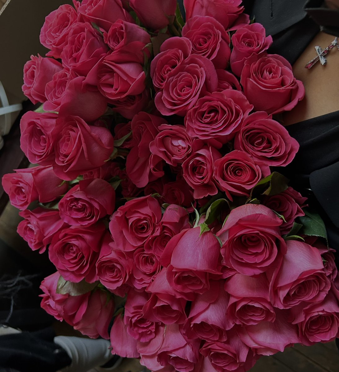 thaofficialsav's tweet image. happy tuesday! four dozen roses to my job!