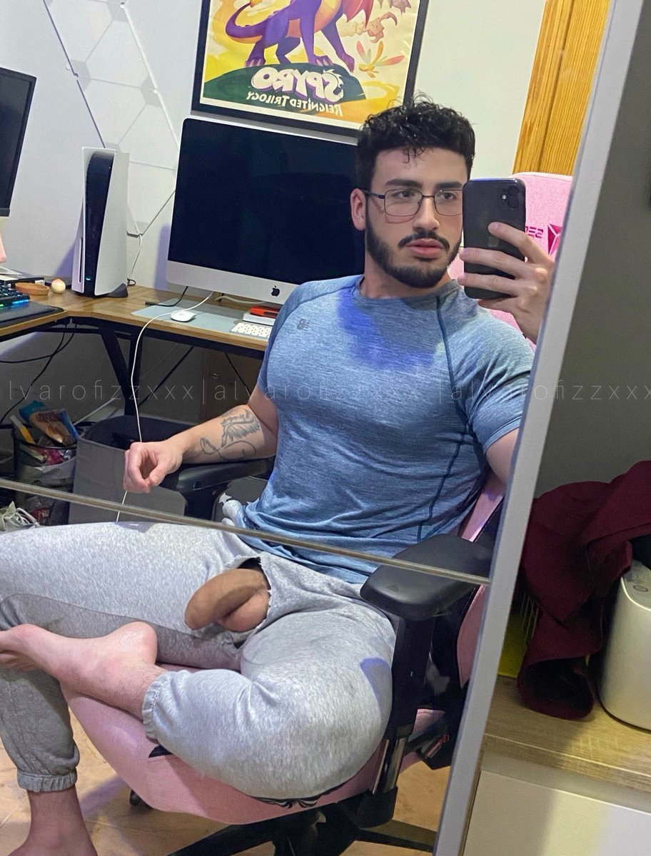 alvarofizzxxx's tweet photo. Que calor no? 🔥 Buscando compañero de piso https://t.co/unuAa3kBR6
