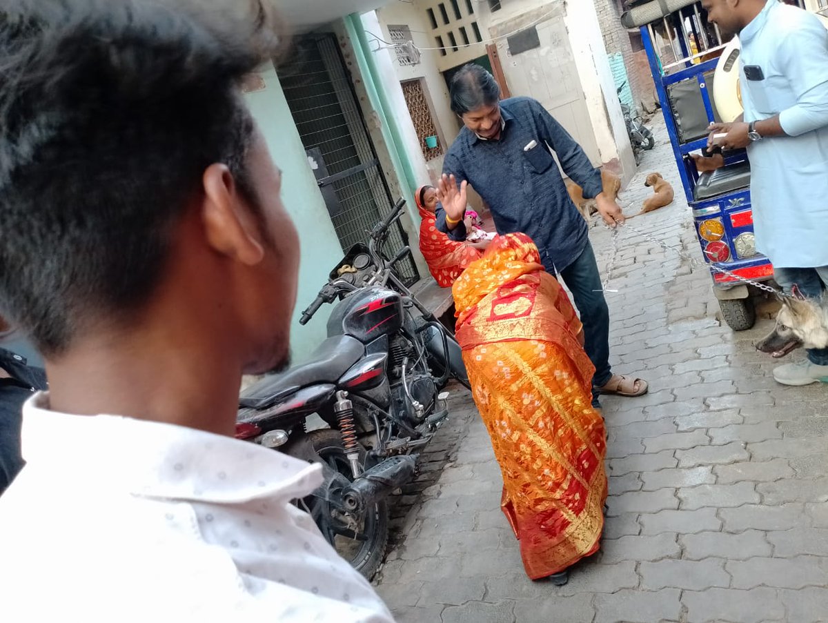 AAPPrayagrajMND's tweet photo. Agami Nagar Nikay Chunav Me Janta Ke Bich Apne Muddo Ki Bat Rakhte Huye Smt #Reeta Ji Patni #RiteshKumar Ji 38 Baghambari. https://t.co/kPtB2dn7XC