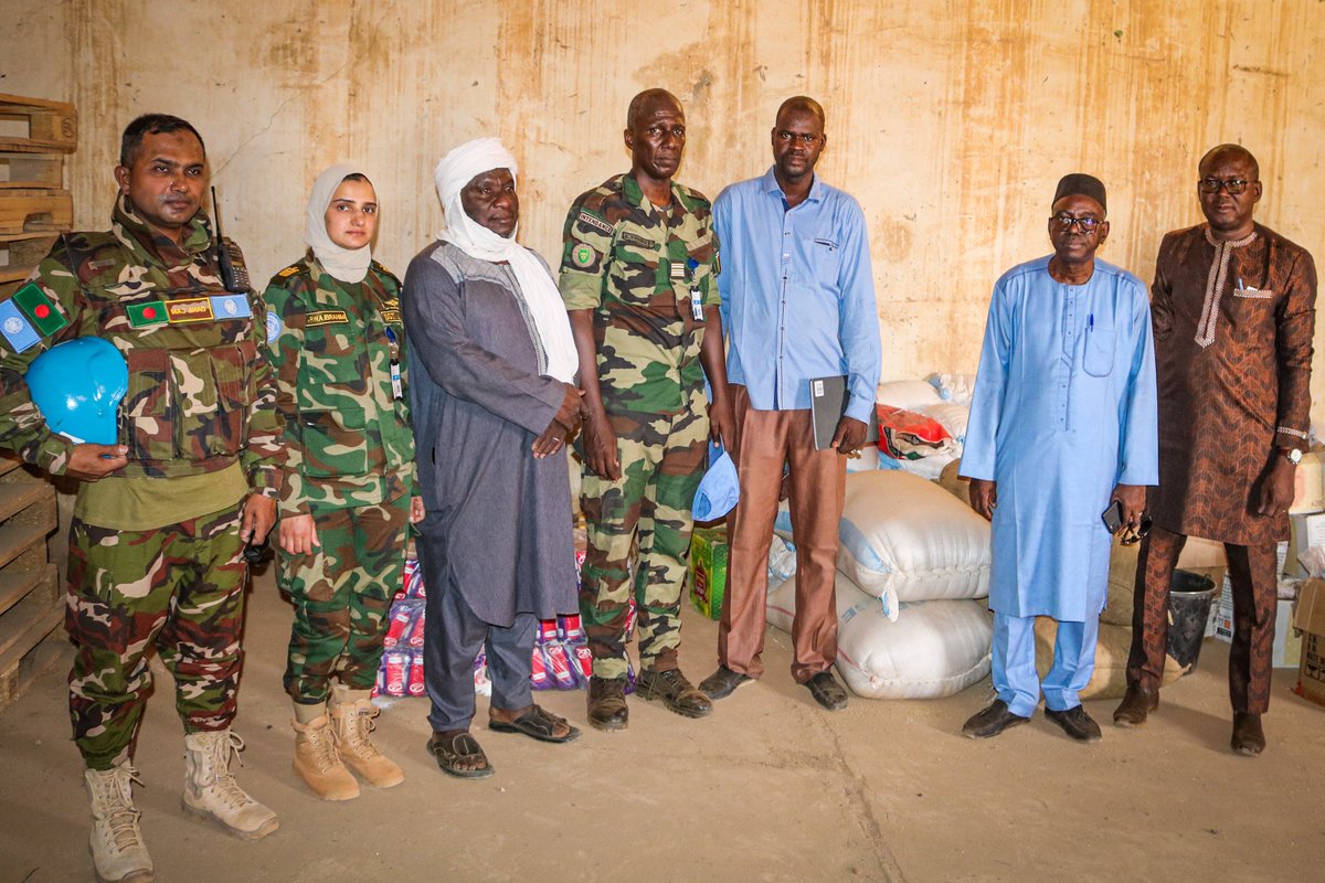 La MINUSMA remet un stock de denrées alimentaires et d'autres produits destinés aux populations vulnérables de la région de #Gao. Un geste de soutien qui témoigne de son engagement en faveur de la protection des populations vulnérables. #NeLaissezPersonnePourCompte #A4P