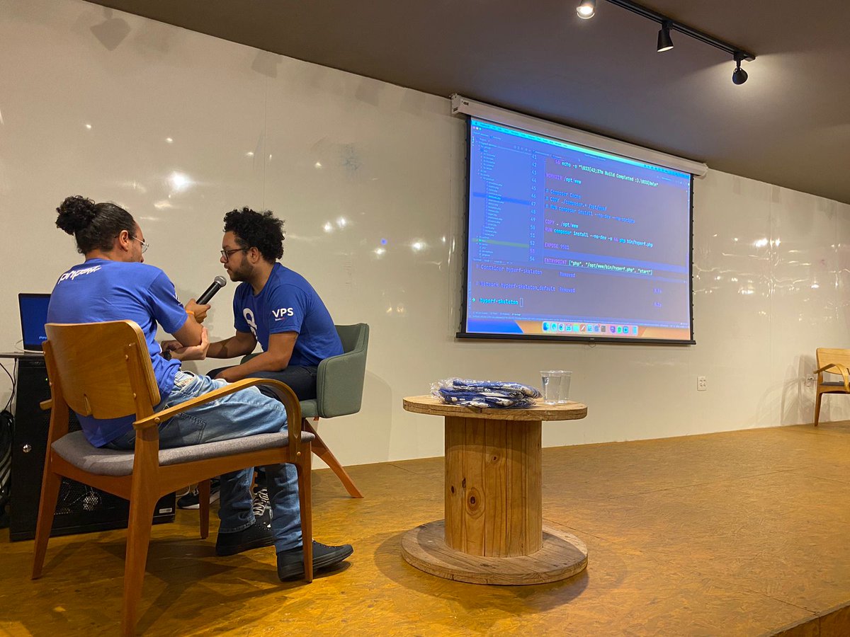 AluraOnline's tweet image. Evento tech com 𝗟𝗶𝘃𝗲 𝗖𝗼𝗱𝗶𝗻𝗴 não pode faltar! 👩‍💻💻

A primeira palestra é do Rafael Costa (@hogbyss), que é Engenheiro de Software na @PicPay e vai falar sobre Requisições Assíncronas com #Hyperf