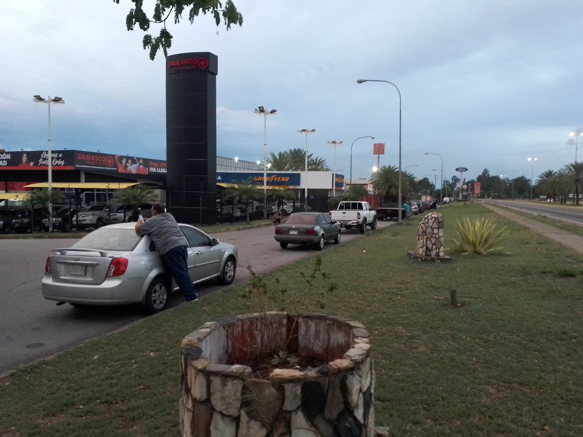 elriosuena's tweet photo. La cola de la bomba del Terminal en Puerto Ordaz ya va frente a Orinokia... Para surtir mañana en dólares. Pero el Borrachín gallero dice que "Bolívar renace"... #Merwebo! https://t.co/epgFtoebR6