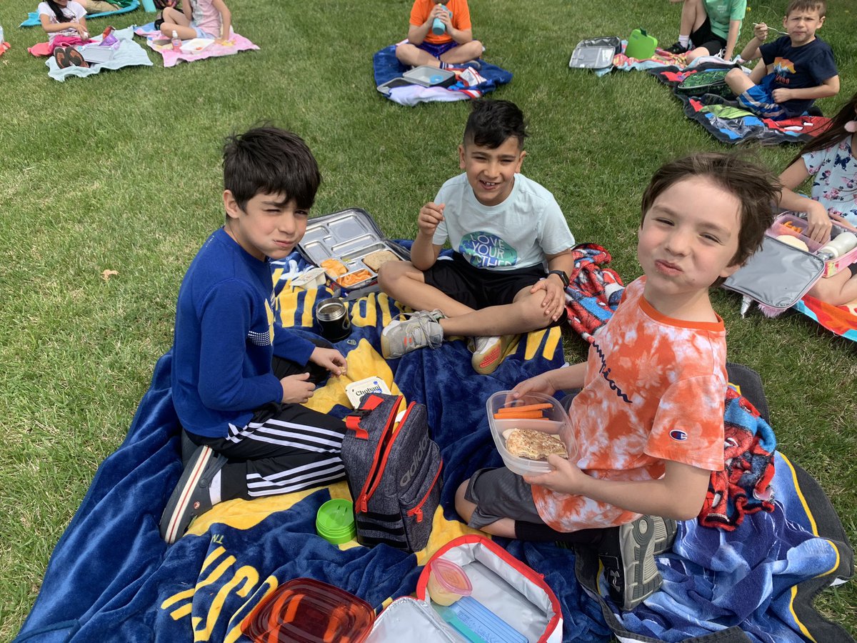 brunk1stgrade's tweet photo. Earth day picnic 🌍 #weshinebright #WEarelakota https://t.co/wwM7whDQZY