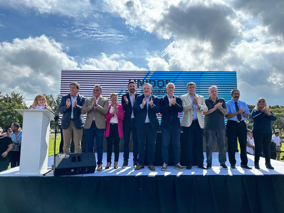 juanmartinmusac's tweet photo. Dimos un gran paso para nuestra provincia: en Cayastá, suscribimos el frente Unidos para Cambiar Santa Fe.

Vivimos tiempos difíciles. Quienes integramos diversas expresiones políticas ponemos el foco en los denominadores comunes para transformar la realidad y construir futuro. https://t.co/CIRLCnSRof