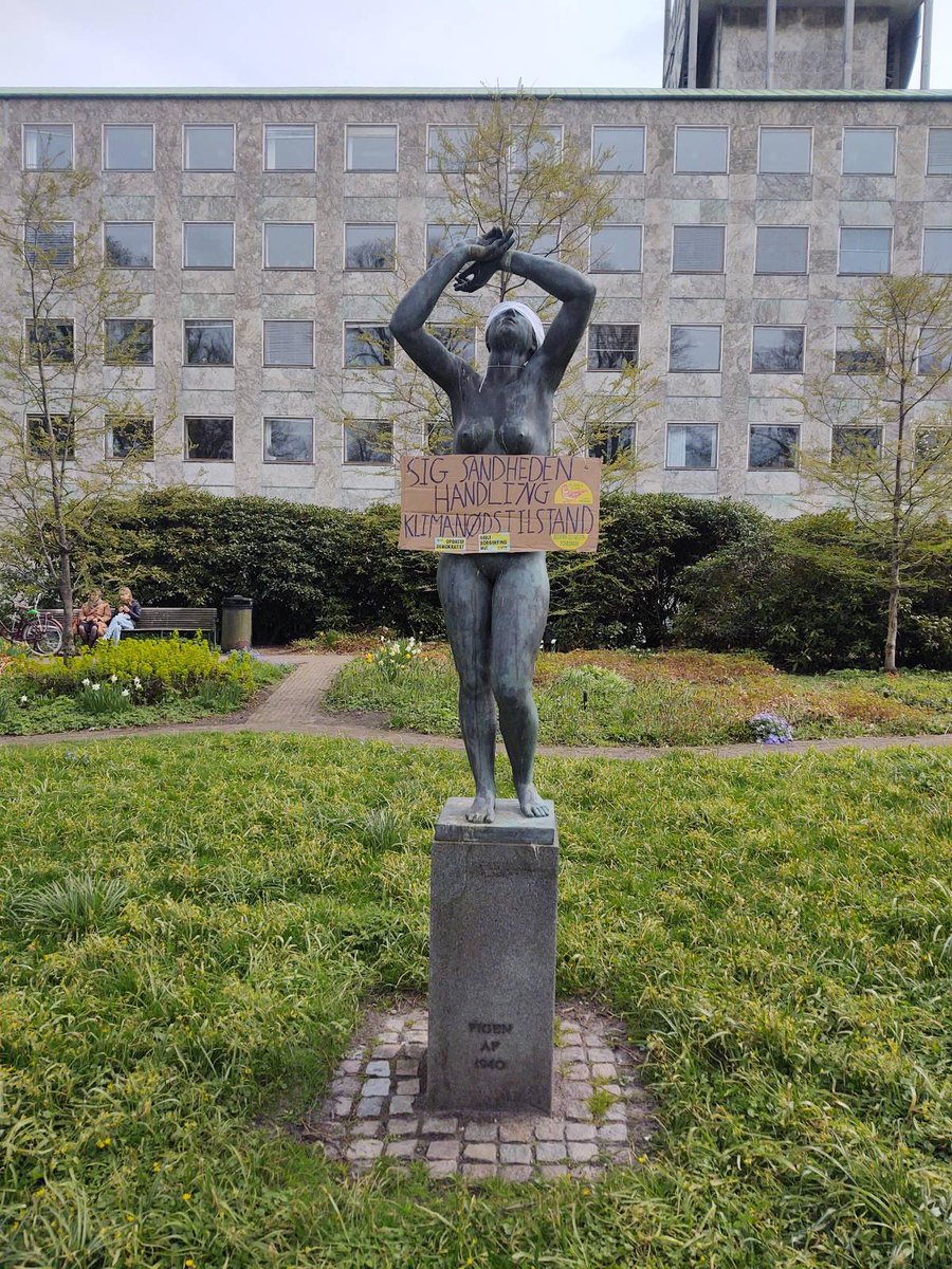 On Sunday, 20 statues were blindfolded in Aarhus, Denmark, as part of the global #StatueSunday campaign following the shocking indifference that the latest @IPCC report has received. We demand urgent climate action and justice to secure a livable future for all. #TellTheTruth 1/3