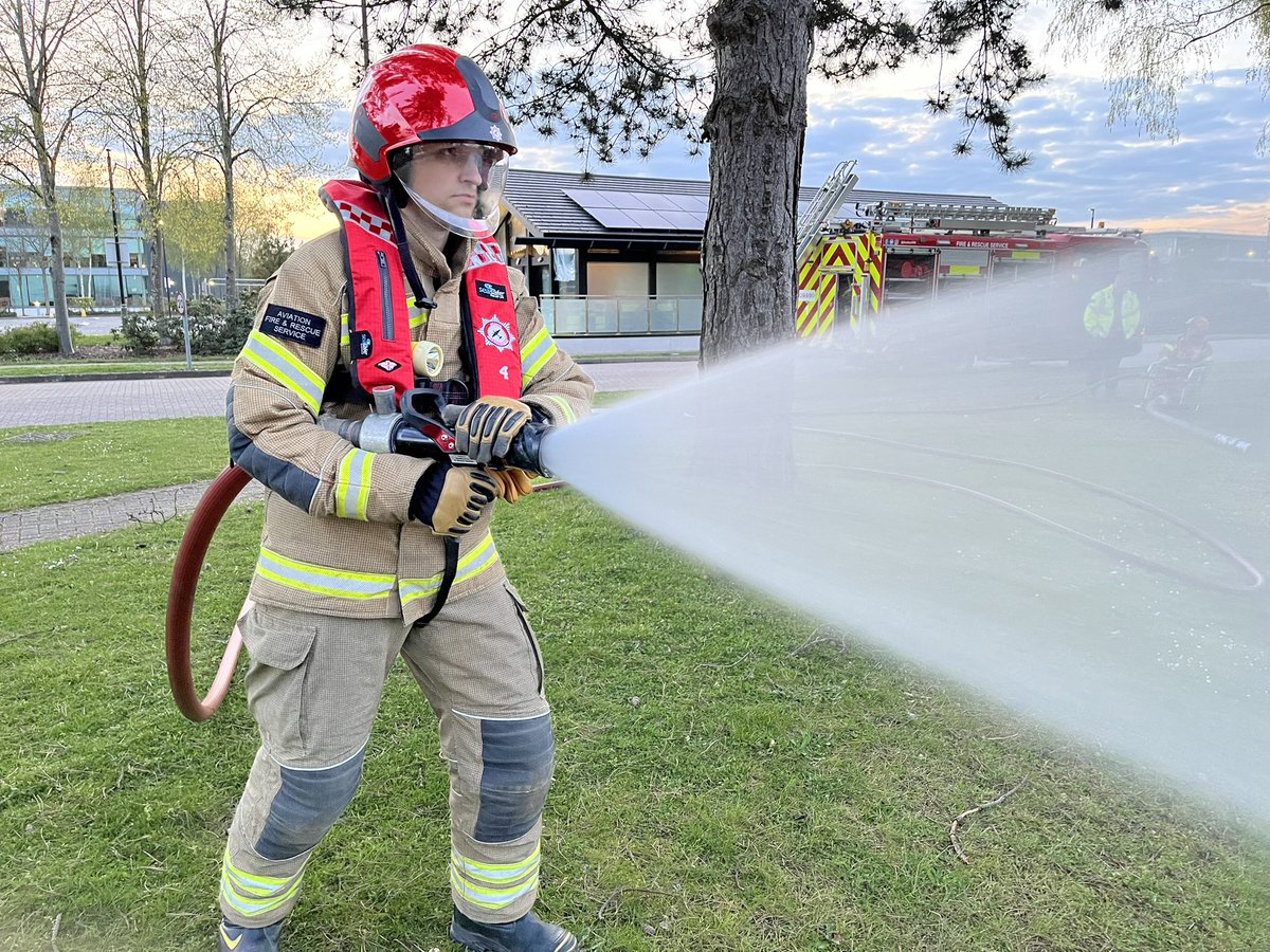🔥 Weekly Drill Nights 🔥

Every drill night starts with #standardtests of the appliance, breathing apparatus and any equipment due. 

This evening it was followed by some Open Water Pumping and LPP input, sporting our fantastic @SeaSafeSystems Lifejackets!