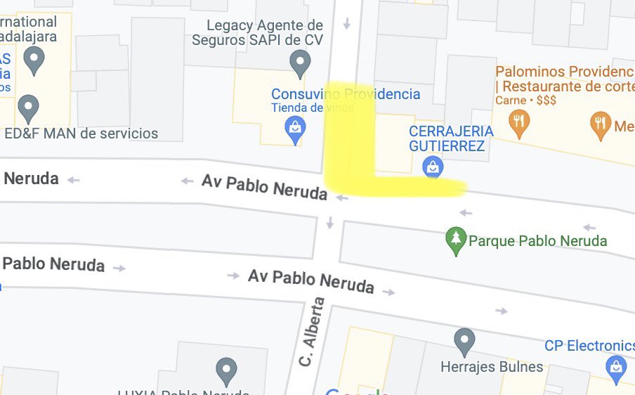 conVIVEgdl's tweet photo. @GdlMovilidad @Trafico_ZMG @JaliscoVial @peatonatapatia @viveprovi @PoderAG_Jal El reporte es específicamente de la esquina que no sale en su foto, la del restaurant y única marcada en ambas calles con amarillo. Urgen medidas de protección a peatones en Pablo Neruda/Alberta #Providencia  @GuadalajaraGob, la línea amarilla no basta ni se respeta. https://t.co/HVhEdlRrVW
