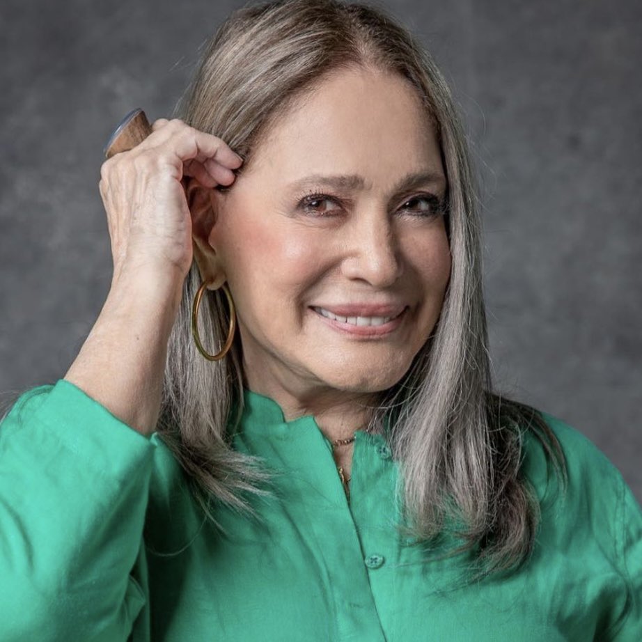 canalespiadinha's tweet photo. 🔥 Susana Vieira chama BBB 23 de fracasso e aparenta não suportar Bruna Griphao.

Em entrevista para a revista Caras, a atriz comentou sobre a final do reality: “Eu vou ver aquele fracasso, aquela loirinha [Bruna] chegar em primeiro lugar, né?"

Já numa conversa com o portal NaTelinha, Susana foi mais direta e disparou: 

“Fico pensando que não é hora das pessoas só escolherem pessoas ariscas e agressivas. Gostaria de ver um Big Brother em que as pessoas chegassem em um limite, em um dia, em uma briga. Agora, você meter o dedo na cara um do outro por 90 dias não é um bom exemplo! Os educados são os meus preferidos, nunca essas pessoas egoístas, que metem a mão na cara dos outros, como a menininha, que parece que vai ganhar e talvez seja nossa colega de TV Globo”. #BBB23